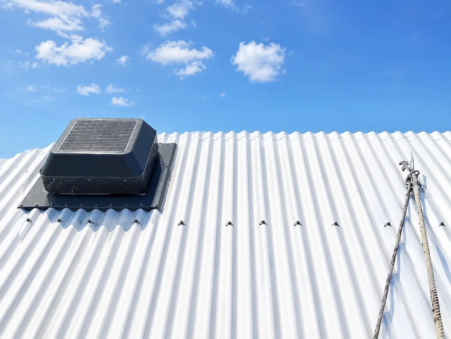 Extracteur d’air installé sur une toiture par Confortoit à La Réunion